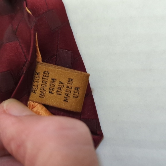 Donna Karan New York Men's Maroon Tie Italian Silk Made in the USA - Picture 4 of 6